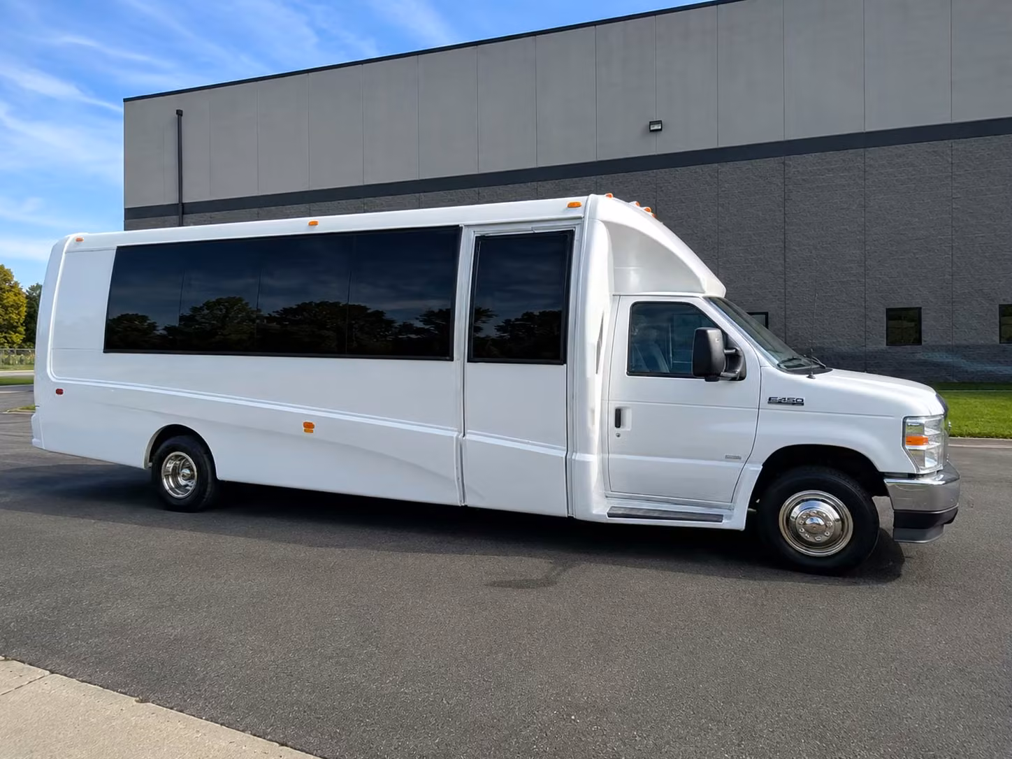 worcester 20 passenger minibus rental